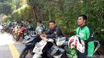 Foto: Aduh! Ojek Menyerbu Stasiun Palmerah dan Bikin Macet