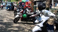 Ojek online juga terlihat ngetem di pinggir jalan di sekitar Stasiun Manggarai.