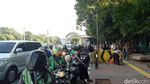 Foto: Aduh! Ojek Menyerbu Stasiun Palmerah dan Bikin Macet