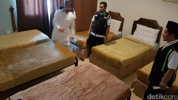 Kadaker Madinah, Amin Handoyo, mengecek kamar di hotel terjauh dari Masjid Nabawi.
