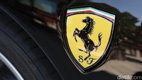 Logo Ferrari di mobil Ferrari Enzo berkelir hitam yang akan dilelang bulan September nanti di Maranello, Italia. Foto: RM Sothebys