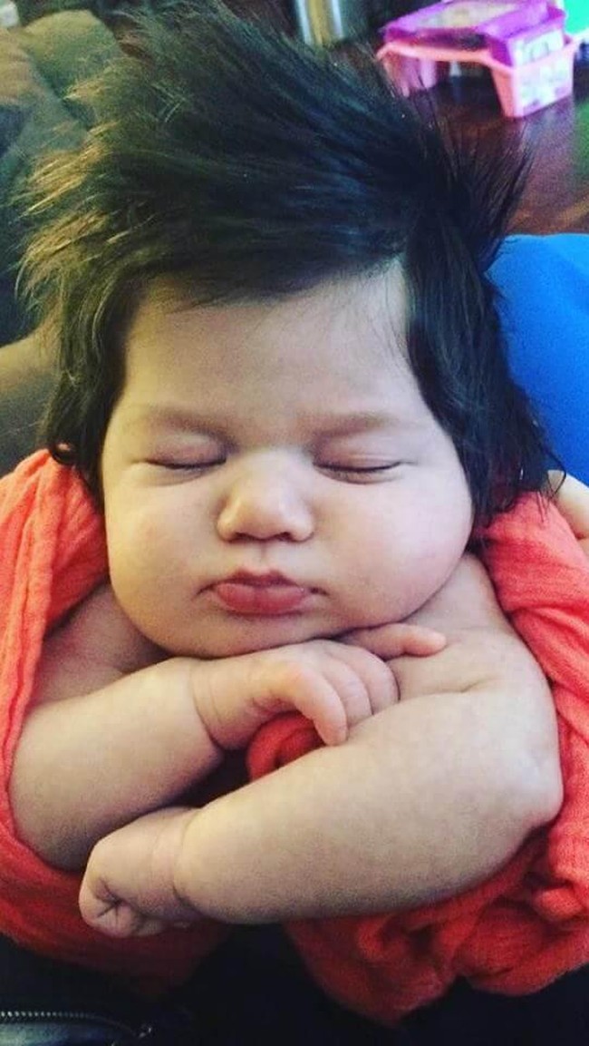 Bayi yang satu ini sangat menggemaskan dengan gaya rambut super tebal warna hitam. Bahkan sang ibu bisa memberikan gaya mowhak. Foto: Ist.