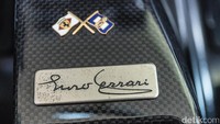 Logo atau emblem Enzo Ferrari di mobil. Enzo bisa berlari dari keadaan diam sampai kecepatan 98 km per jam dalam 3,6 detik. Sementara kecepatan maksimal mencapai 218 mil per jam atau 350 km per jam. Foto: RM Sothebys