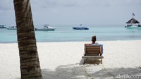 Seorang turis yang asyik berjemur dan membaca buku di pantai Club Med Kani Maldives. Dia bisa berjam-jam berleyeh-leyeh di sana (Afif/detikTravel)