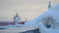 Belum cukup ngeri? Ini saat ombak besar menerjang kapal di perairan Aberdeen, Skotlandia. Ombak besar ini sampai menutupi mercusuar (Getty Images)