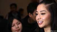Senyumannya manis banget sih!