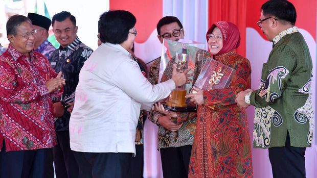 Risma menerima penghargaan dari Menteri LH dan Kehutanan