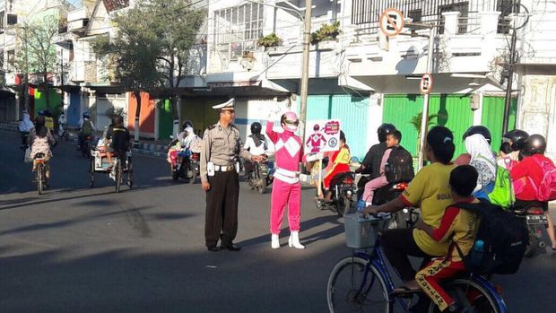 Cosplayer Ranger Pink adalah anggota lalu lintas Polres Pasuruan