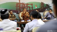 Wakil Ketua Pansus Hak Angket KPK Masinton Pasaribu didampingi pengamat hukum Johnson Panjaitan, Koordinator Indonesia Bersih Adhie Masardi dan Rektor Muhammadiyah Jakarta, Syaiful Bachri menjadi narasumber pada diskusi di ruang pers room, Komplek Parlemen, Senayan, Jakarta, Rabu (2/8/17).