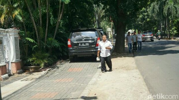 Pejalan kaki terpaksa mengalah dan berjalan di badan jalan.
