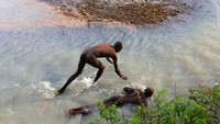 Peserta sunat berendam untuk mematikan beberapa saraf dibadan mereka, sekalian membersihkan vbadan sebelum ritual (Noor Khamis/Reuters)
