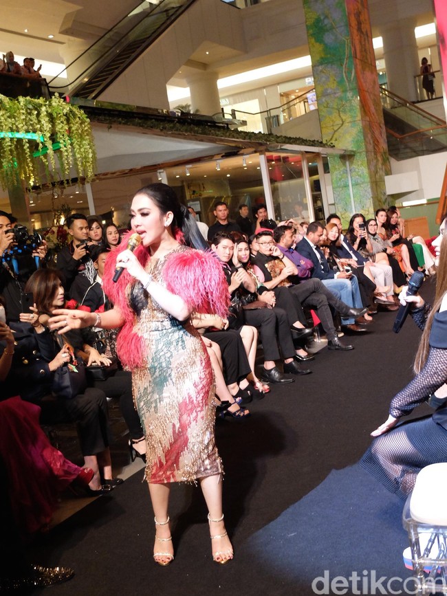 Penyanyi dengan julukan princess itu meluncurkan parfum sesuai nama panggungnya, InLove Princess Syahrini. Parfum Syahrini dijual di Sephora Indonesia dengan harga Rp 350 Ribu. Foto: Anggi Mayasari
