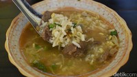 Soto Sedaap Boyolali, soto ayam berkuah bening dengan harga Rp 8.000 per porsi. Bisa dibeli di kawasan Ciater, Tangerang.Foto: Lusiana Mustinda
