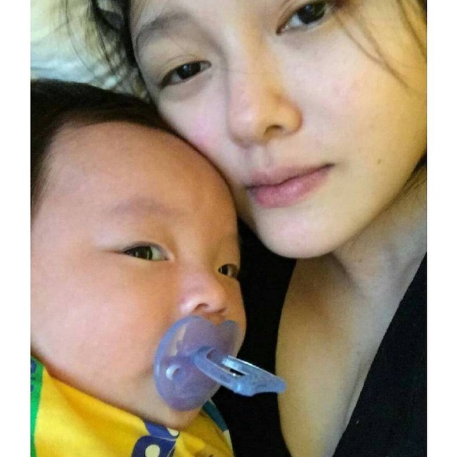 Ia pun sering mengunggah foto kebersamaannya dengan anak. Saat itu, Barbie biasanya tak pakai makeup. Foto: Instagram Barbie Hsu