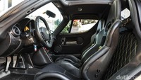 Interior mobil sport Ferrari Enzo. Enzo berkelir hitam Nero ini dikirim ke pemilik pertamanya Walter Rossing di Jerman pada 29 April 2004. Mobil tetap menjadi milik Rossing sampai akhirnya berpindah ke pemilik kedua, masih orang Jerman, yang kini menjualnya. Foto: RM Sothebys