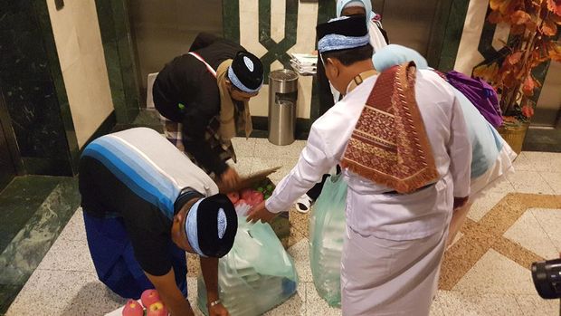 Proses distribusi dan pembagian makanan ke jemaah haji Indonesia di hotel.