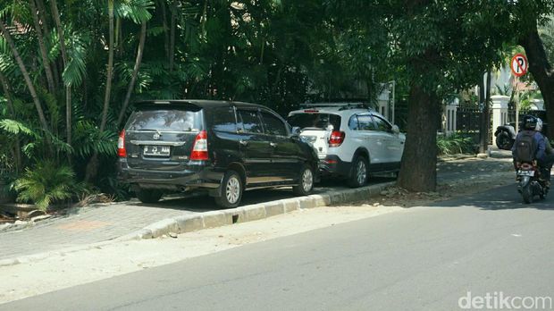 mobil pribadi juga ikutan parkir di trotoar.