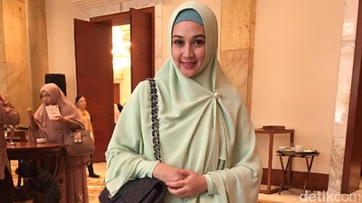 Aktif di Parpol, Begini Gaya Hijab Dina Lorenza Sekarang