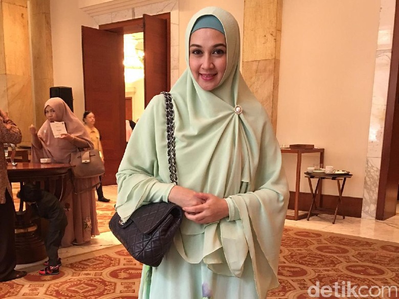 Dina Lorenza Santai Bukan Gathan Saleh yang Ditangkap Polisi Dina Lorenza Santai Bukan Gathan Saleh yang Ditangkap Polisi