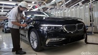 Pekerja merakit BMW Seri 5 generasi terbaru di pabrik PT Gaya Motor di Sunter, Jakarta Utara, Rabu (2/8/2017).