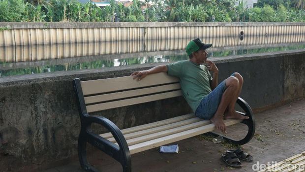 Trotoar rindang di Jalan Daan Mogot.