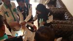 Petugas Gendong Jemaah Calon Haji yang Sudah Tua