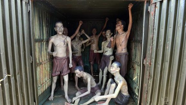 Traveler akan dibuat terkejut dengan bentuk siksaan yang di terima oleh para tahanan. Patung tahanan yang di siksa dibuat sejelas mungkin (phuquocprison.org)