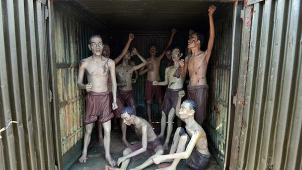 Traveler akan dibuat terkejut dengan bentuk siksaan yang di terima oleh para tahanan. Patung tahanan yang di siksa dibuat sejelas mungkin (phuquocprison.org) Traveler akan dibuat terkejut dengan bentuk siksaan yang di terima oleh para tahanan. Patung tahanan yang di siksa dibuat sejelas mungkin (phuquocprison.org)