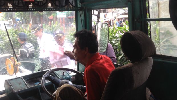 Metro Mini Diderek Petugas Karena Masuk Busway, Supir Mengamuk