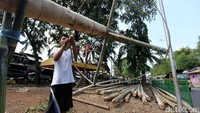 Kemudian bagian ujung batang pinang dilengkapi dengan bambu untuk menggantung berbagai hadiah.