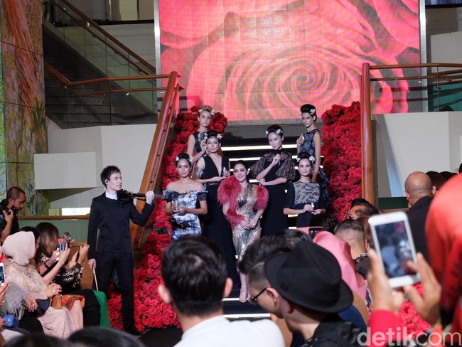 Syahrini memakai midi dress metalik dengan aksen bulu di kedua sisi bahunya saat peluncuran parfumnya sekaligus perayaan ulang tahunnya di Lamoda Cafe, Plaza Indonesia, Selasa (1/8/2017) malam. Foto: Anggi Mayasari