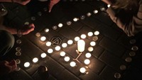Merenya menyalakan lilin yang dibentuk lambang Linkin Park. Foto: Curt Guven