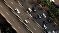 Para pengendara motor sepertinya tidak pernah jera terus melintasi JLNT Kuningan, Jakarta.