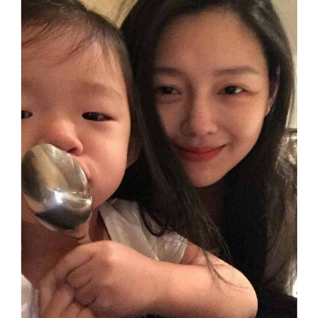 Kini Barbie Hsu memilih potongan rambut lebih pendek. Namun sebelumnya, ibu satu anak ini menerapkan gaya rambut panjang khas Shan Cai. Foto: Instagram Barbie Hsu