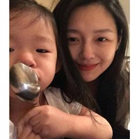Kini Barbie Hsu memilih potongan rambut lebih pendek. Namun sebelumnya, ibu satu anak ini menerapkan gaya rambut panjang khas Shan Cai. Foto: Instagram Barbie Hsu