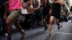 Foto: Lomba Lari Pria... Pakai High Heels