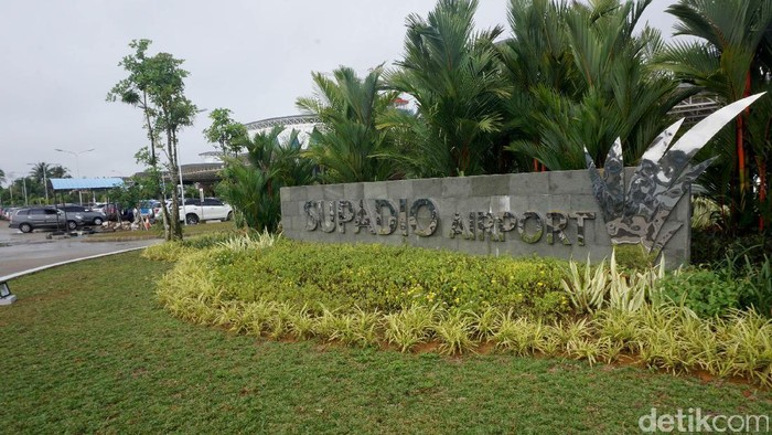 Bandara Supadio, Pontianak menempati peringkat 1 dunia untuk kategori pada survei Airport Service Quality (ASQ) Quarter II/2017 oleh Airport Council International (ACI).