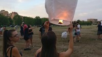 Para penggemar menerbangkan lampion di acara tersebut. Foto: Ist.