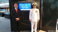 Dalam peresmian dan pemberian nama (shipnaming), Ryamizard didampingi oleh istri, Nora Ryamizard, Kepala Staf Angkatan Laut (KSAL) Laksamana TNI Ade Supandi, Duta Besar Indonesia untuk Korea Selatan Umar Hadi, dan CEO DSME (Daewoo Shipbuilding & Marine Engineering) Jung Sung-lip.  (Foto: Niken Purnamasari/detikcom)