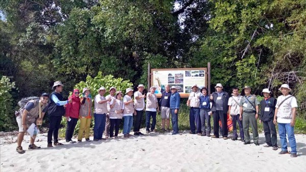 Secara administrasi Pulau Kunti berada di Kampung Cimarinjung, Desa Ciwaru, Kecamatan Ciemas, Kabupaten Sukabumi, Jawa Barat (Mukhlis/detikTravel) Secara administrasi Pulau Kunti berada di Kampung Cimarinjung, Desa Ciwaru, Kecamatan Ciemas, Kabupaten Sukabumi, Jawa Barat (Mukhlis/detikTravel)