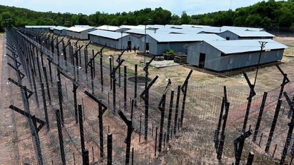Phu Quoc Prison dijadikan monumen sejak tahun 1993. Traveler yang berkunjung ke sini bisa melihat langsung berbagai bentuk patung tentara dan tahanan yang menghiasi rutan (phuquocprison.org) Phu Quoc Prison dijadikan monumen sejak tahun 1993. Traveler yang berkunjung ke sini bisa melihat langsung berbagai bentuk patung tentara dan tahanan yang menghiasi rutan (phuquocprison.org)