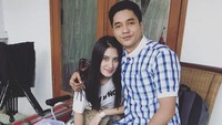 Meski usia mereka terpaut 10 tahun, bintang sinetron Roman Picisan tersebut tidak canggung. Foto: dok Instagram Angbeen Rishi