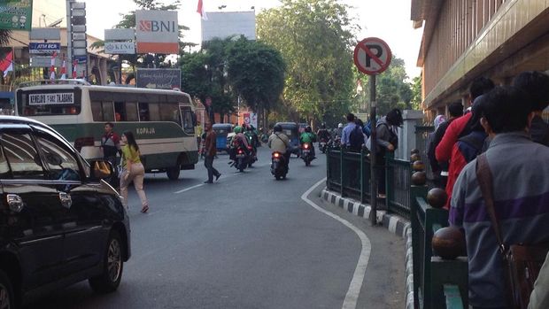 Masih ada Angkot dan Ojek yang Ngetem di Depan Stasiun Cikini