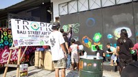 Anak-anak sekitar sedang belajar melukis di dinding. Foto: Istimewa