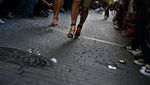 Foto: Lomba Lari Pria... Pakai High Heels