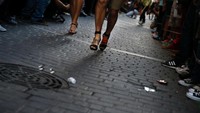 Dengan lincah peserta berlari menuju garis finish. Aduh, jangan sampai jatuh ya (Juan Medina/Reuters)