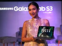 Cerita Happy Salma Intim dengan Tablet Barunya