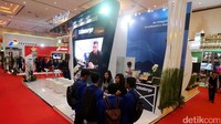 Sejumlah mahasiswa melihat pameran ini.