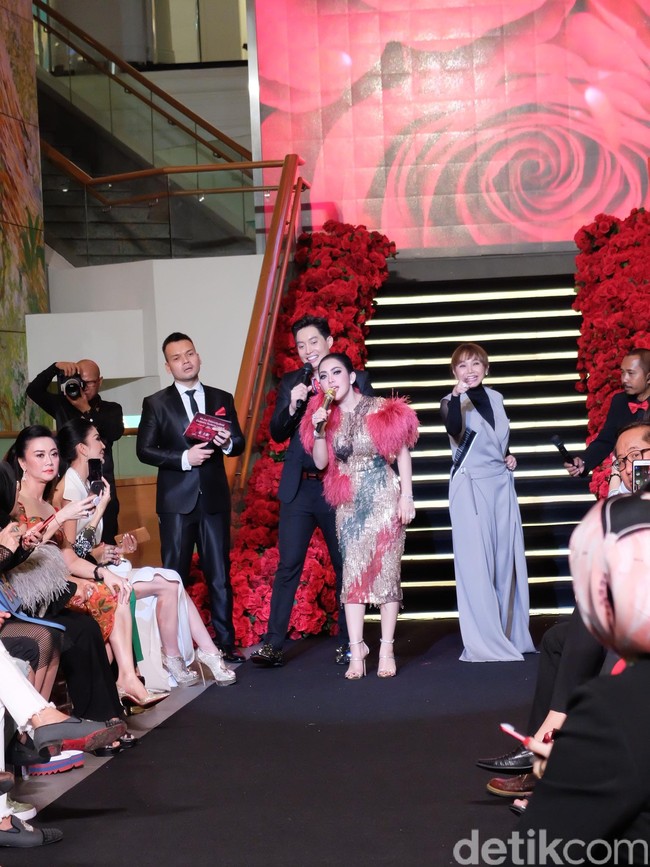 Penyayi Rossa ikut memeriahkan ulang tahun Syahrini ke-35. Foto: Anggi Mayasari