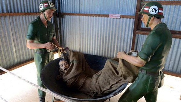 Tahanan bukan hanya dipukuli, tapi juga di masukkan ke dalam karung untuk digoreng hidup-hidup (phuquocprison.org)